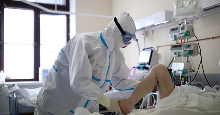 Nowa mutacja koronawirusa z Kent. "Może być dominująca na całym świecie"