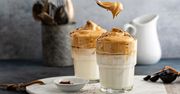 Dalgona coffee. Kawa o smaku krówki, którą zrobisz w kilka chwil