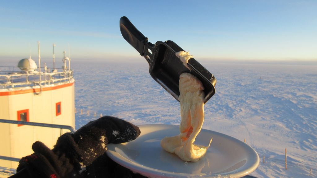 Arktyczny mróz to świetny sposób na zdjęcia "lewitującego jedzenia" 1