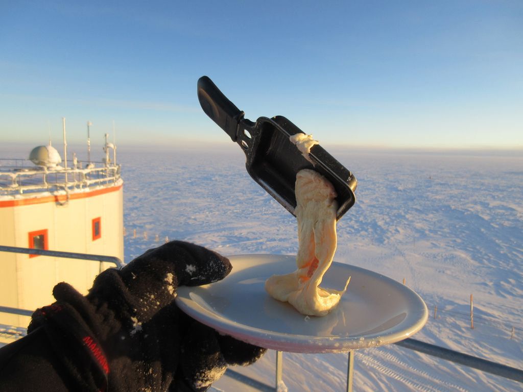 Arktyczny mróz to świetny sposób na zdjęcia "lewitującego jedzenia"