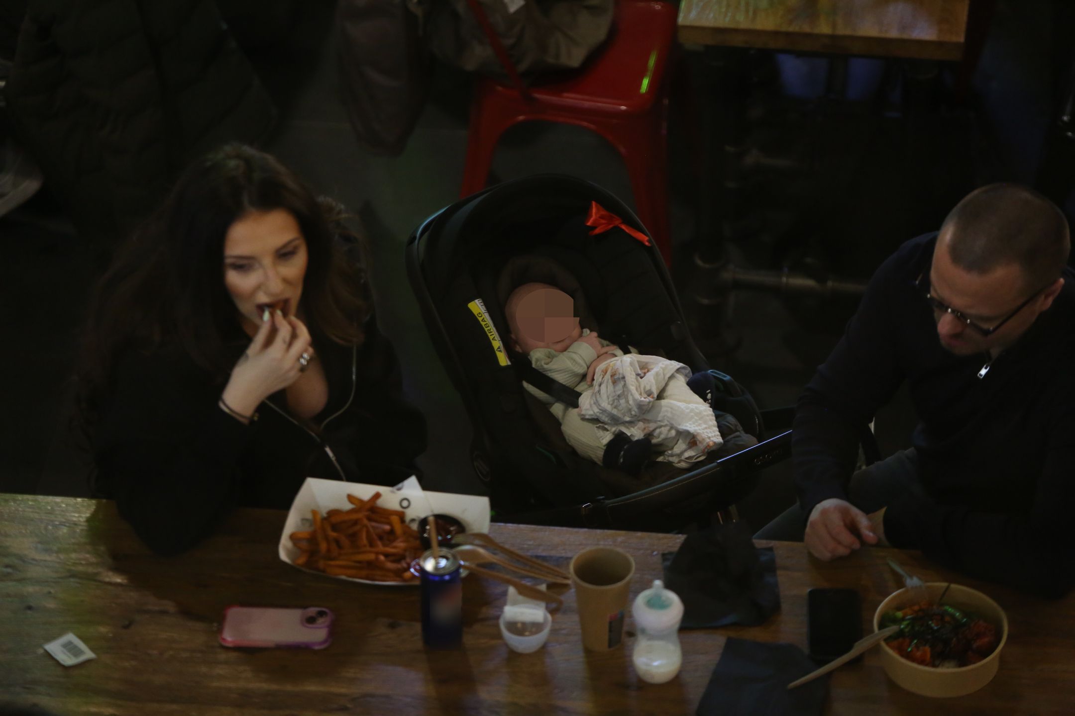 Marcin Hakiel z rodziną na mieście