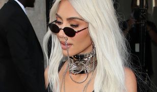 Córka Kim Kardashian zaskoczyła fotorepotrerów. Nagle wyciągnęła w ich stronę kartkę
