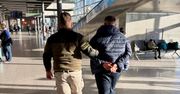 Krapkowice: Policjanci z kajdankami czekali n a niego na lotnisku