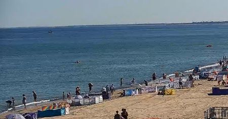 Nie było jeszcze godziny 10. Plażowicze zajęli już dostęp do morza