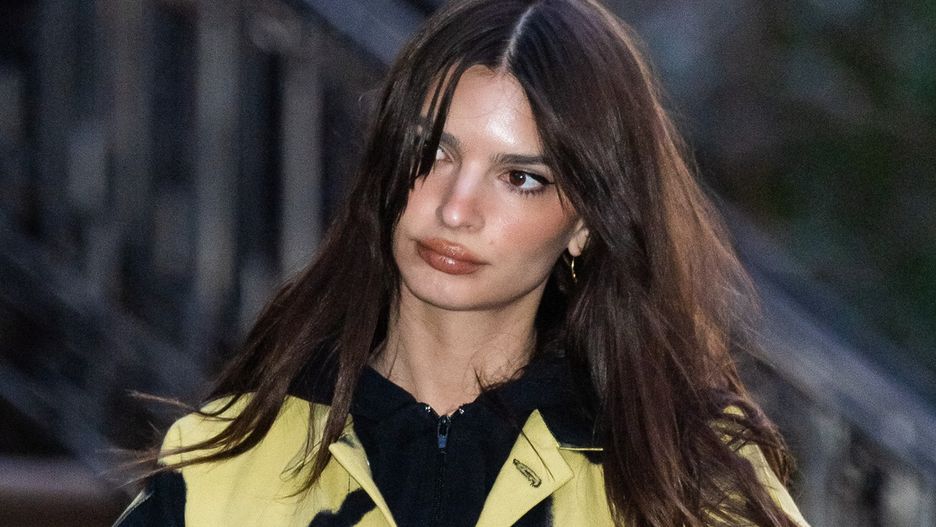 Emily Ratajkowski w jednej kurtce i trzech różnych stylizacjach 