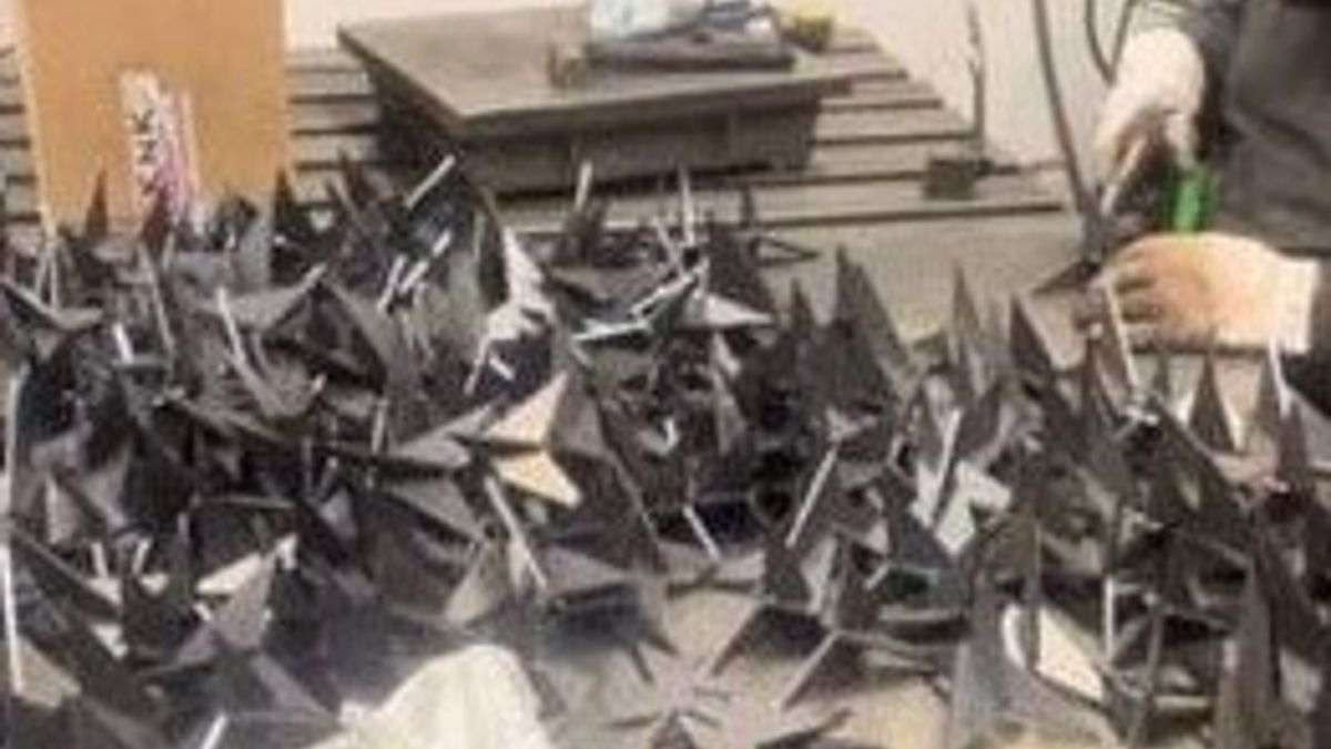 Odlewnia metali na Łotwie rozpoczęła produkcję kolczatek, które trafią na Ukrainę. 