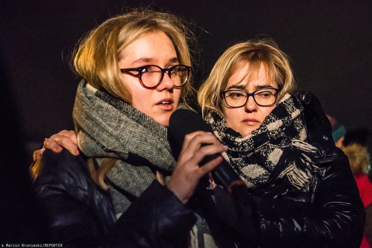 Antonina i Magdalena Adamowicz podczas akcji "Największe Serce Świata" 16 stycznia 2019 r. na Placu Solidarności w Gdańsku 