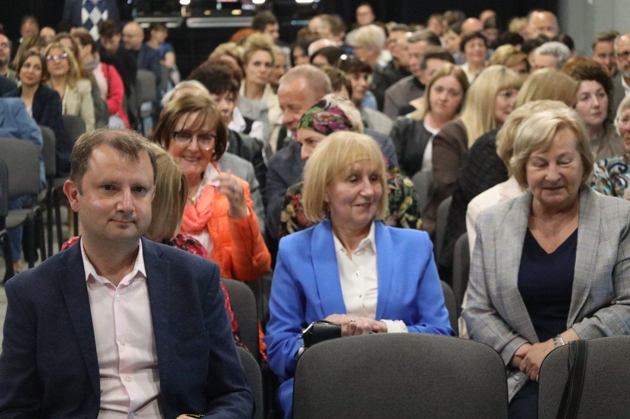 Koncert charytatywny to wyjątkowy projekt zainicjowany przez Pleszewskie Towarzystwo Lekarskiego pod honorowym patronatem Burmistrza Miasta i Gminy Pleszew. Dochód z tego corocznego wydarzenia przekazywany jest Polskiej Misji Medycznej