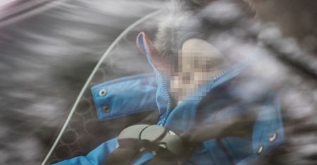 Kluczyki zatrzasnęły się w aucie. W środku był 1,5-roczny chłopiec