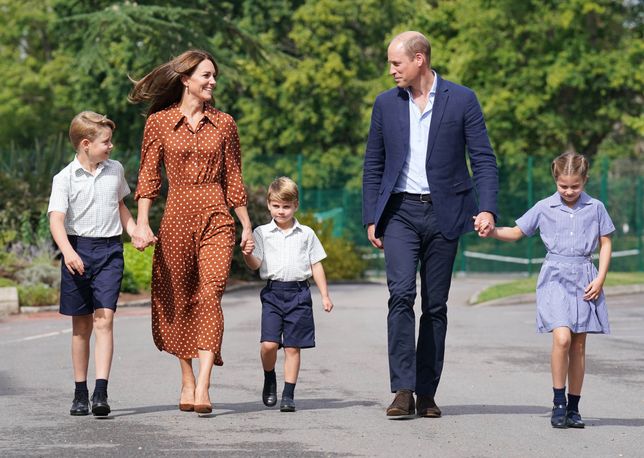 Kate, William i trójka ich dzieci w nowej szkole