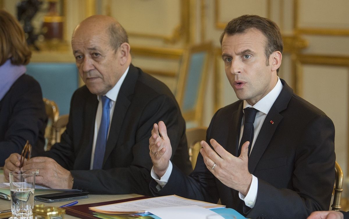 Szef MSZ Francji Jean-Yves Le Drian i prezydent Emmanuel Macron