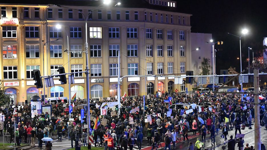 Strajk kobiet. Wrocław. Nagrobek pod siedzibą PiS i mandaty dla kierowców