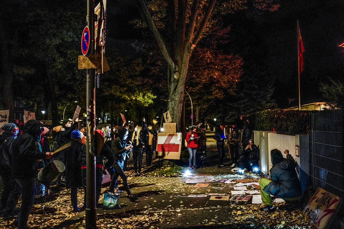 Strajk kobiet. Berlin. Przed ambasadą RP są organizowane protesty (Maciej Soja | Soja Photography)