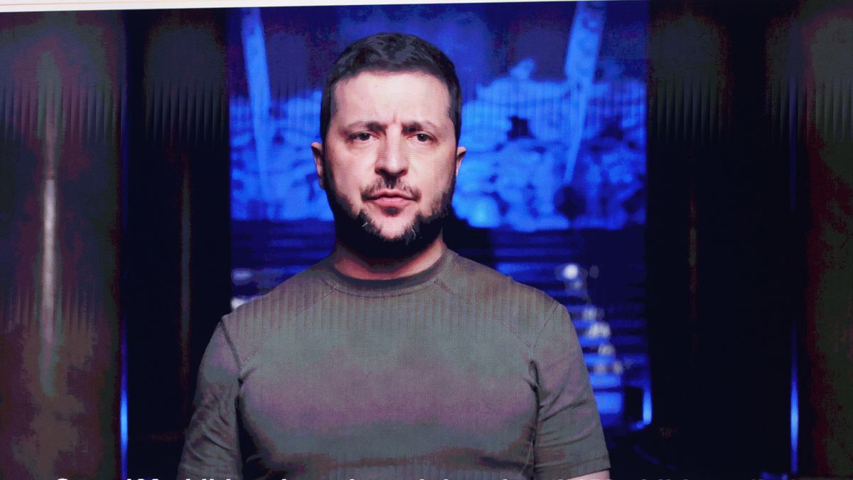 Zełenski mówi o nienawiści wobec Rosjan. Na zdjęciu prezydent Ukrainy na ekranie podczas rozdania nagród Grammy, które miało miejsce 3 kwietnia w Las Vegas 