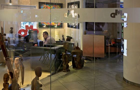 OMD z piętrowym minimalizmem, figurkami ludowymi i imprezowym „Garażem” (fotoreportaż z życia agencji)