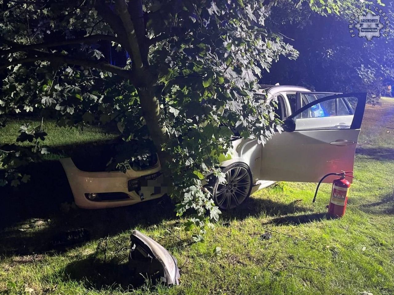 Rydułtowy: BMW rozbiło się o drzewo i słup. Za kierownicą 19-latka