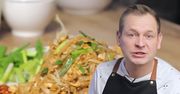 Smakuje lepiej niż w azjatyckiej knajpie. Znany kucharz pokazał, jak robi pad thai z kurczakiem