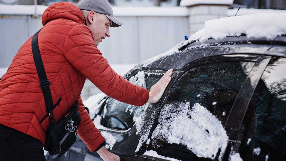 Jak rozwiązać problem zamarzniętego zamka w samochodzie?