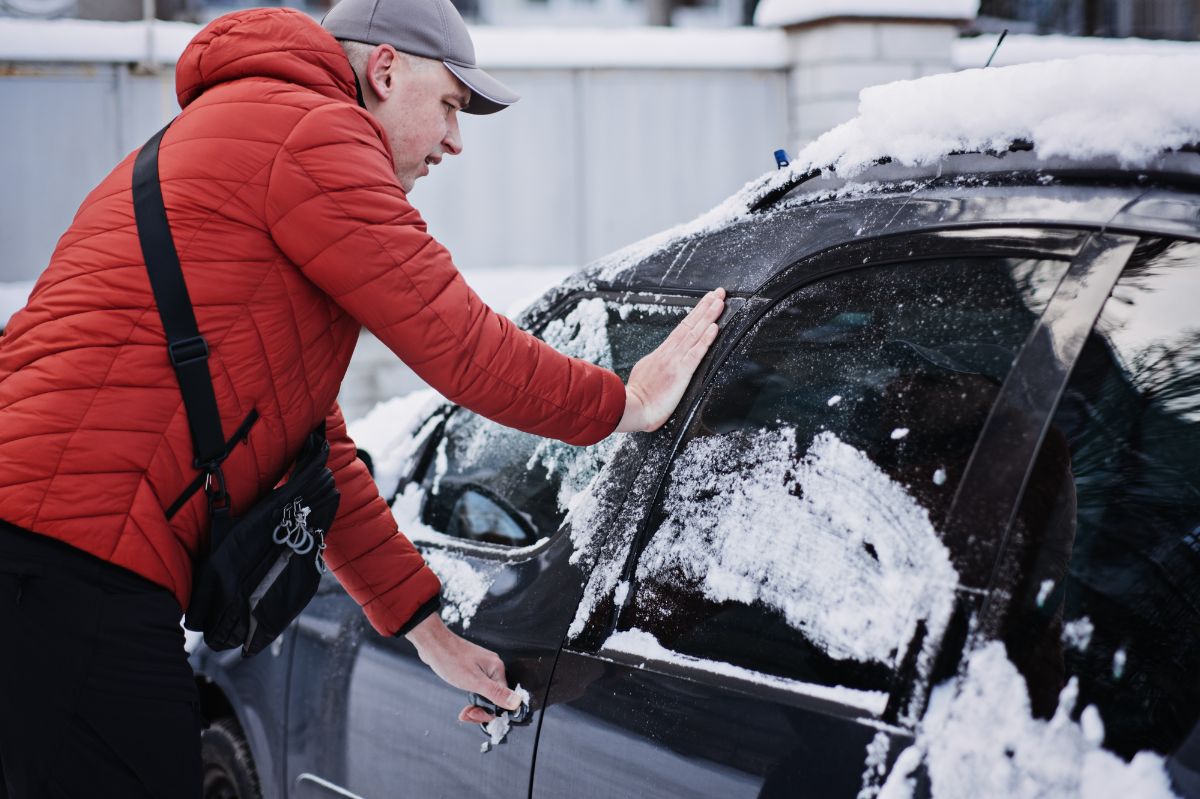 How to solve the problem of a frozen car lock?