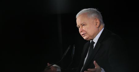Prezes Kaczyński znów uderza w lekarzy i ich zarobki. Sprawdziliśmy, jak jest naprawdę