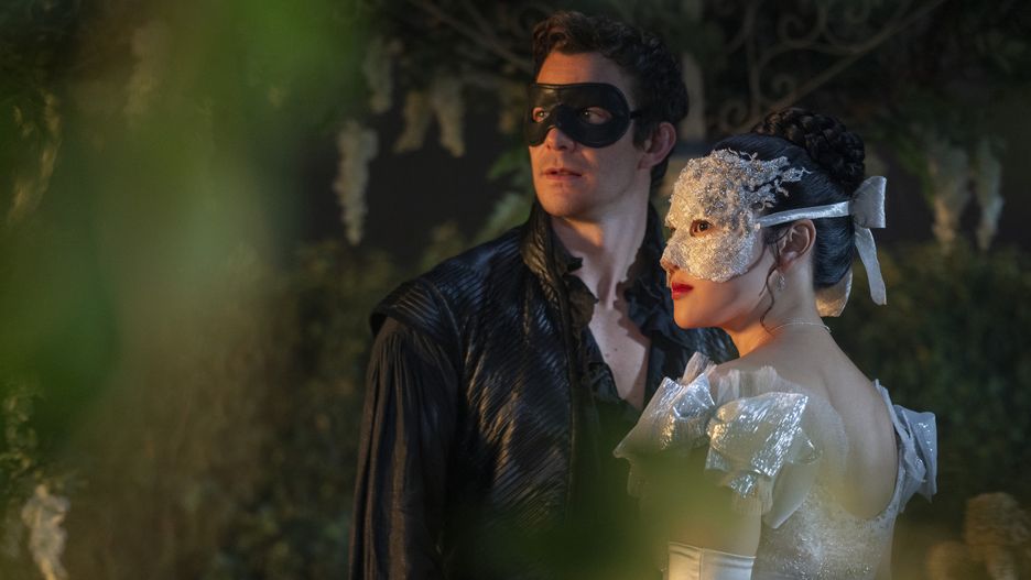 Bridgerton. (L to R) Luke Thompson as Benedict Bridgerton, Yerin Ha as Sophie Baek in episode 401 of Bridgerton. Cr. Liam Daniel/Netflix © 2025
1