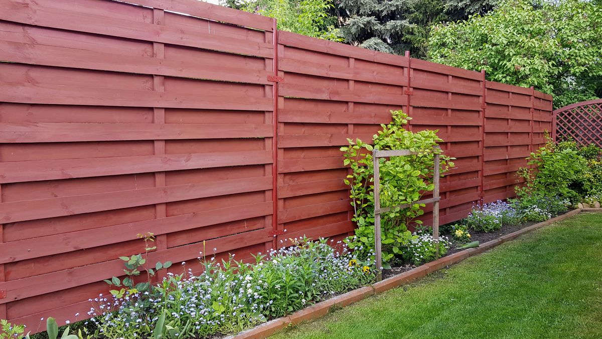 Czy sąsiad musi dołożyć się do ogrodzenia?