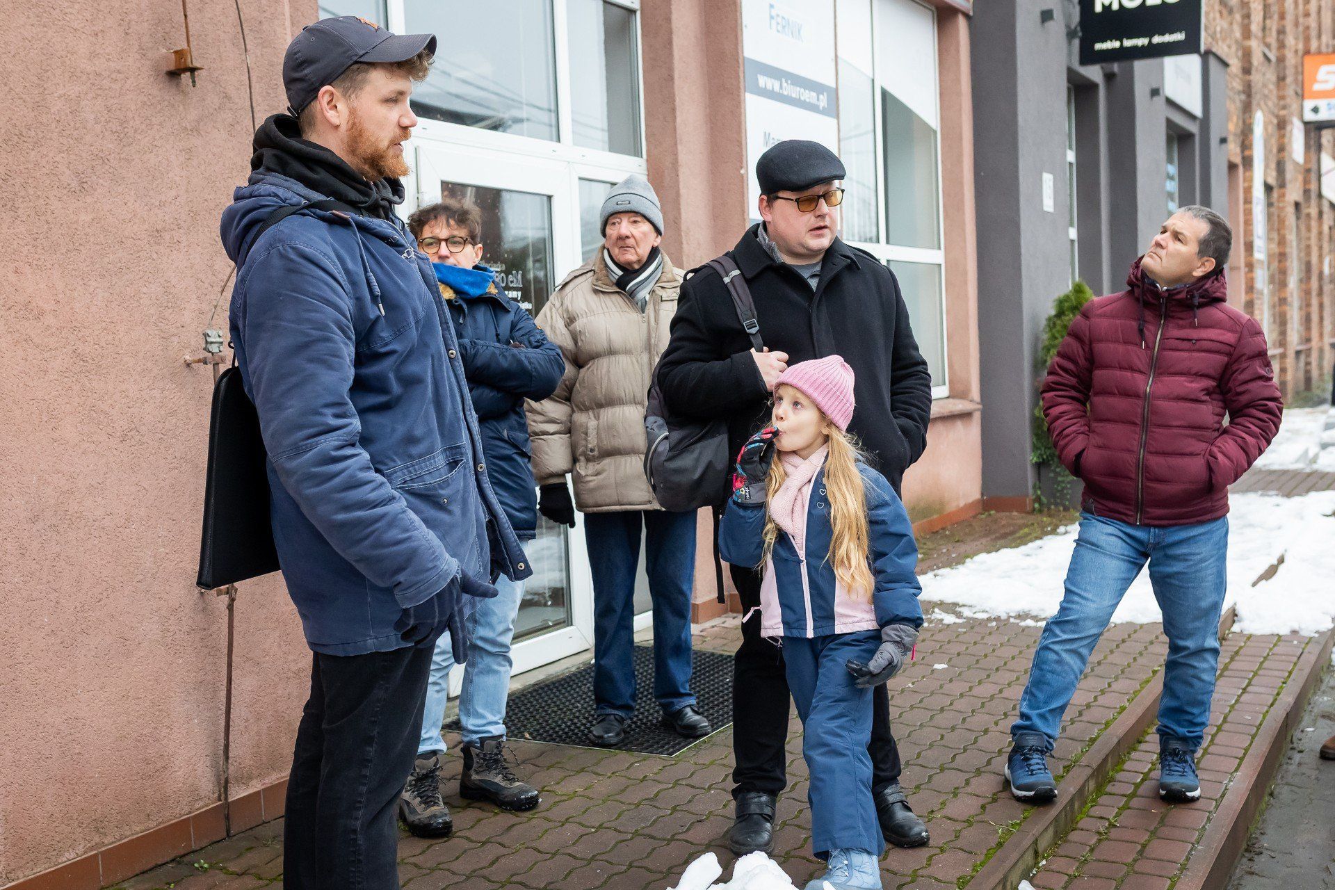 Przystankami na trasie spaceru były przygotowane wystawy. Jedną z nich zorganizowano w budynku dawnej &#34;Kobry&#34; przy ul. Kościuszki 27.