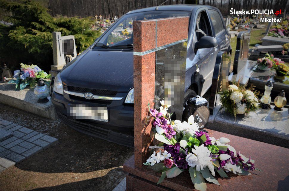 88-latek wjechał na cmentarz. Uszkodził 22 nagrobki