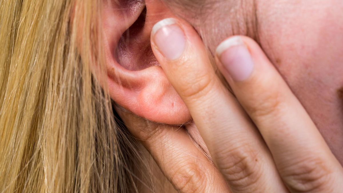 W Wielkiej Brytanii zgłoszono 1500 przypadków szumów usznych po szczepieniu przeciwko COVID-19