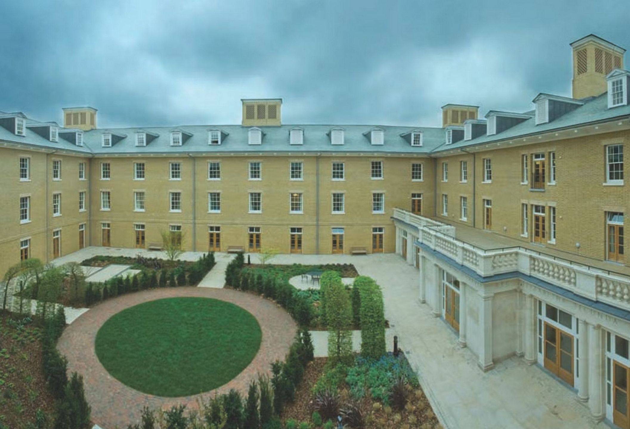 Royal Hospital Chelsea - na dachu budynku widoczne łapacze wiatru