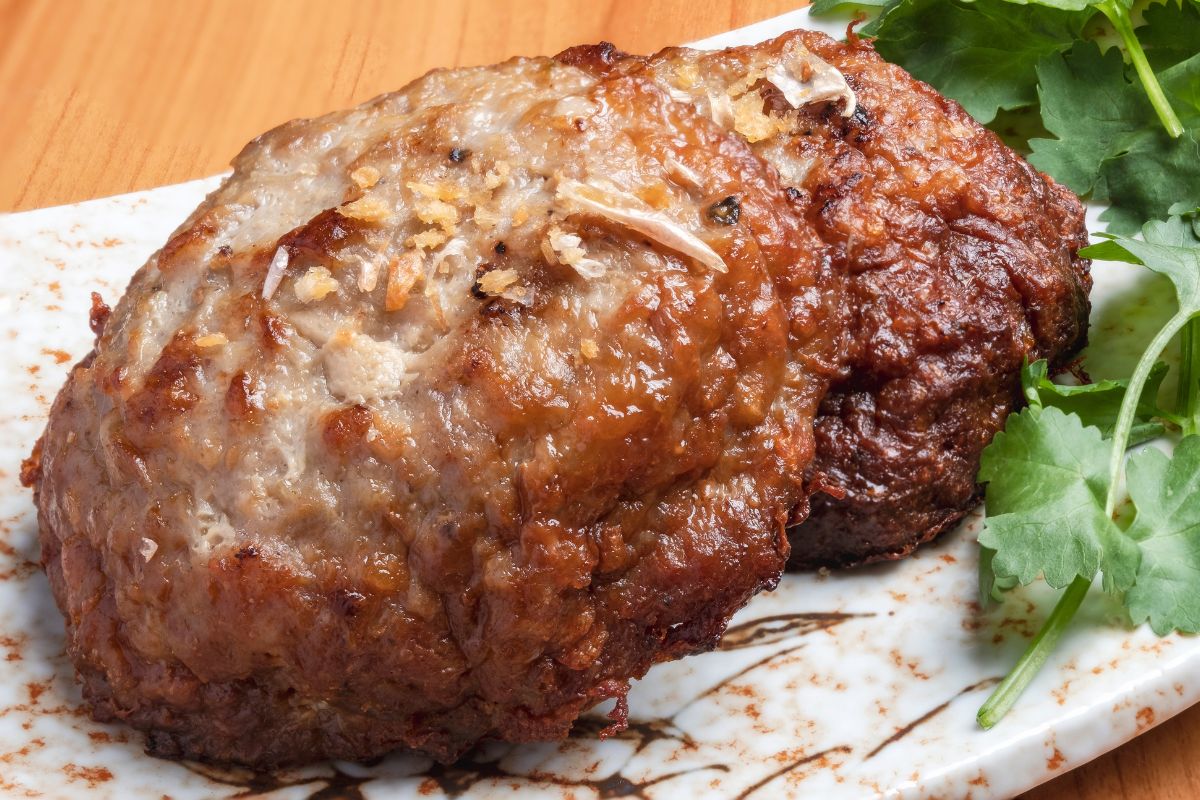 Te śląskie mielone to bogate źródło białka i wapnia. Obiad syci na długo, ale nie jest ciężki