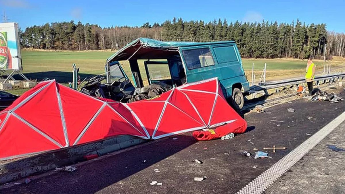 W bus, w którym drogowcy właśnie jedli śniadanie, wjechał rozpędzony tir 