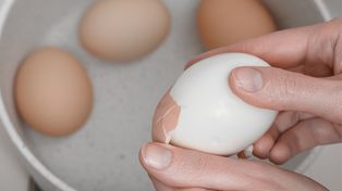 Wrzuć do gotowania jajek. Skorupka ześlizgnie się niemal sama