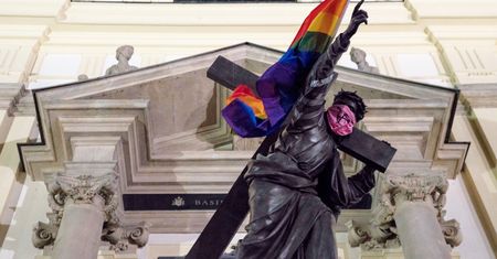 Warszawa. Tęczowe flagi na pomnikach. Pierwsze komentarze po zatrzymaniach