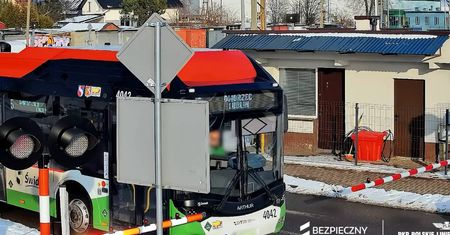 MPK reaguje po nagraniu z przejazdu w Świdniku. Kierowca może stracić pracę