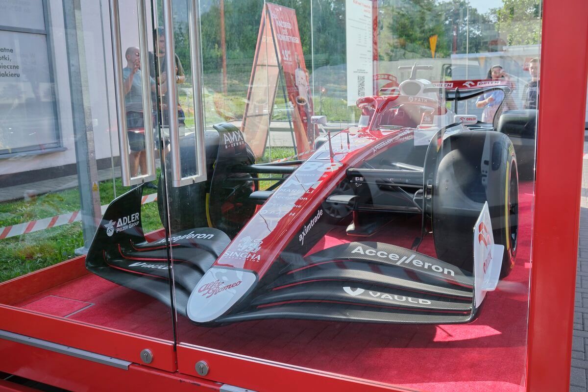 Bolid Alfa Romeo Formuły 1 na stacji paliw Orlen przy ul. Głębokiej w Lublinie