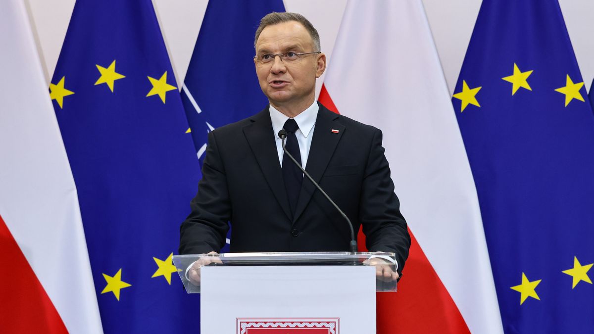 Zegrze, 05.02.2025. Prezydent RP, Zwierzchnik Sił Zbrojnych Andrzej Duda podczas konferencji prasowej po odprawie rozliczeniowo-zadaniowej kierowniczej kadry MON i Sił Zbrojnych RP w siedzibie Dowództwa Wojsk Obrony Terytorialnej w Zegrzu, 5 bm. (sko) PAP/Albert Zawada