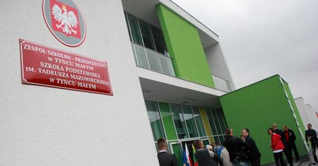 Nastolatkowie rozebrali 14-letniego kolegę? Pojawił się baner. Szkoła zabiera głos