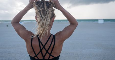 "Kości na piasku". O skinny-shamingu na plaży