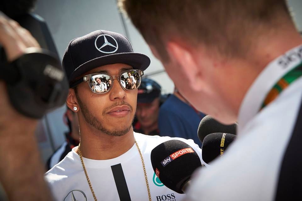 Lewis Hamilton przedłużył kontrakt z Mercedesem i śmieje się z Red Bulla