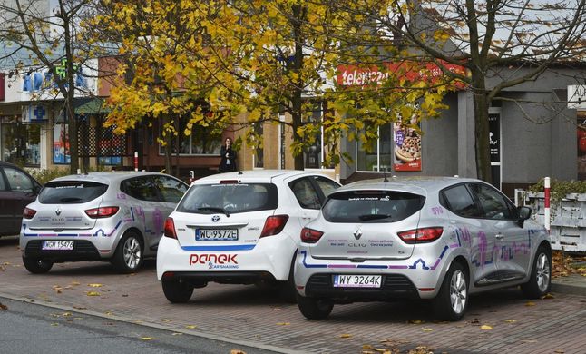 Kilkaset samochodów w samej Warszawie czeka na swojego kierowcę. Jest kilka firm oferujących car sharing.