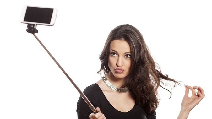 Szał na kijki do selfie wybuchnie też w Polsce? Gadżet sprzedaje Biedronka! 1