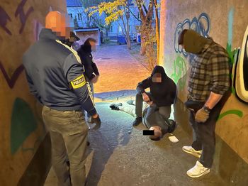 100 razy złamał prawo. Wpadł w bramie kamienicy