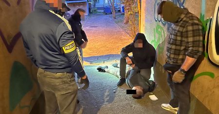 100 razy złamał prawo. Wpadł w bramie kamienicy