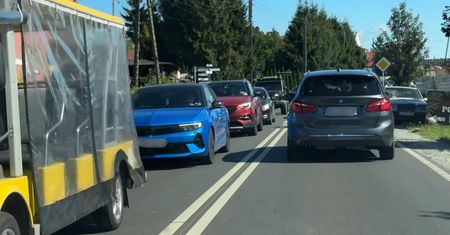Zaczęło się nad Bałtykiem. Nagranie ma 5 min. Auto za autem