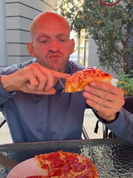 Ryszard "Szczena" Dąbrowski zjadł pizzę Książula i wydał werdykt