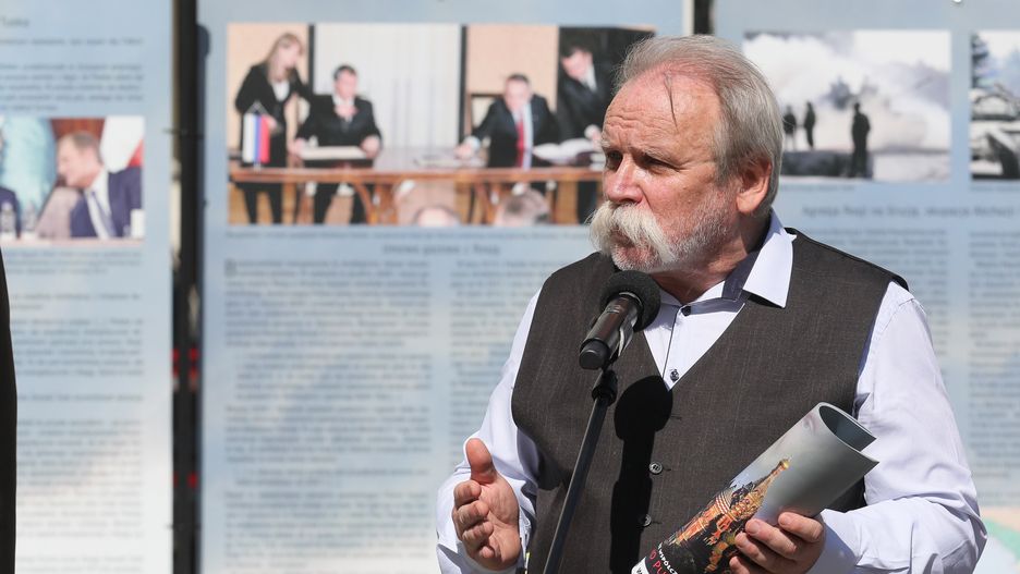 Adam Borowski na dziedzińcu Mazowieckiego Urzędu Wojewódzkiego podczas otwarcia wystawy "Imperialne oblicze współczesnej Rosji. Państwo Putina"