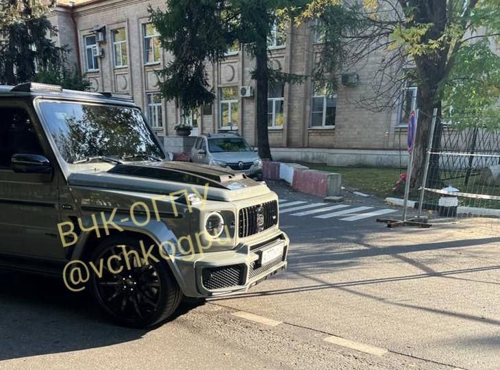 Czeczeńskie samochody przed Centralnym Szpitalem Klinicznym w Moskwie 