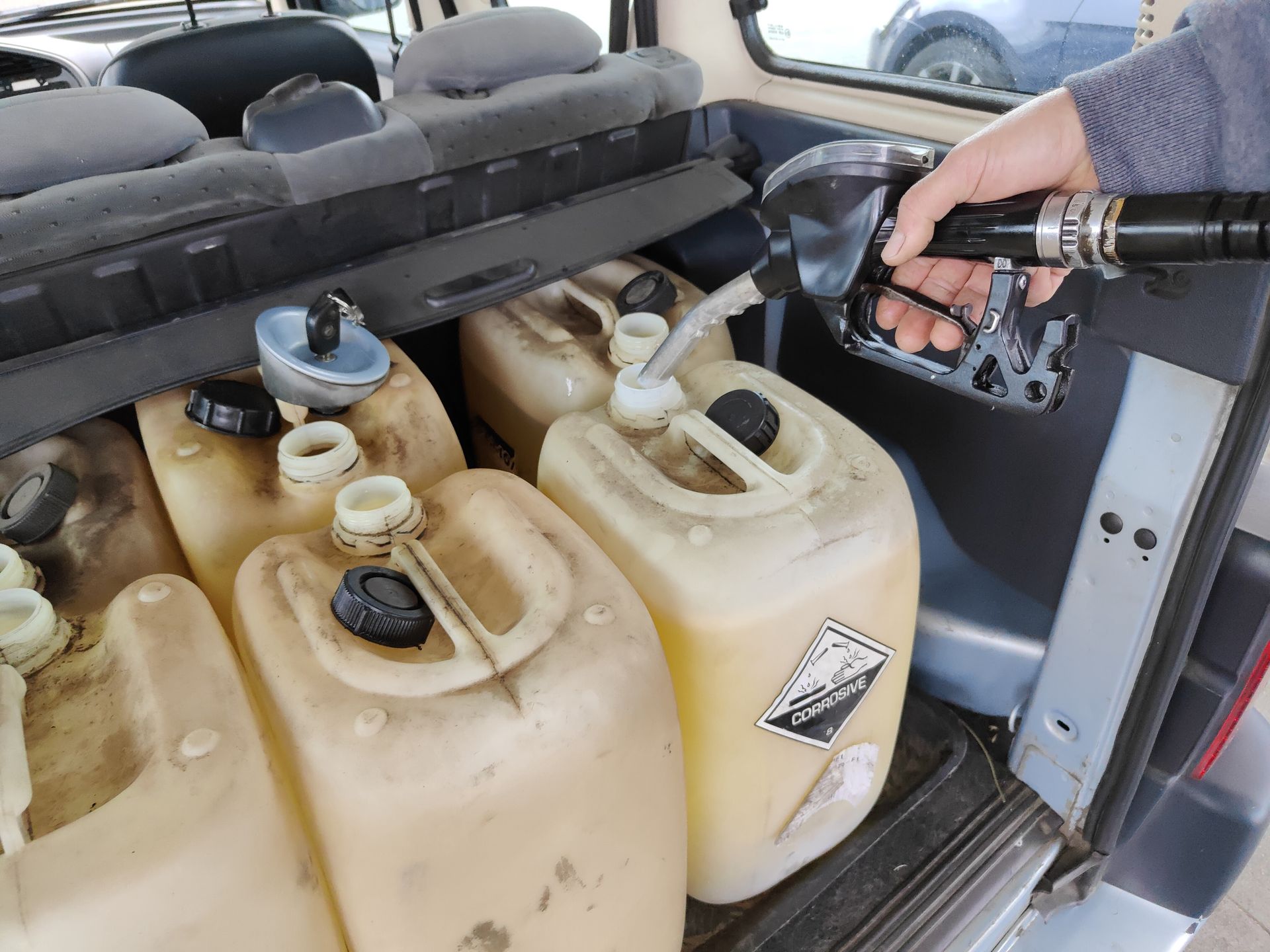 Rolnik tankuje paliwo niezbędne dla maszyny