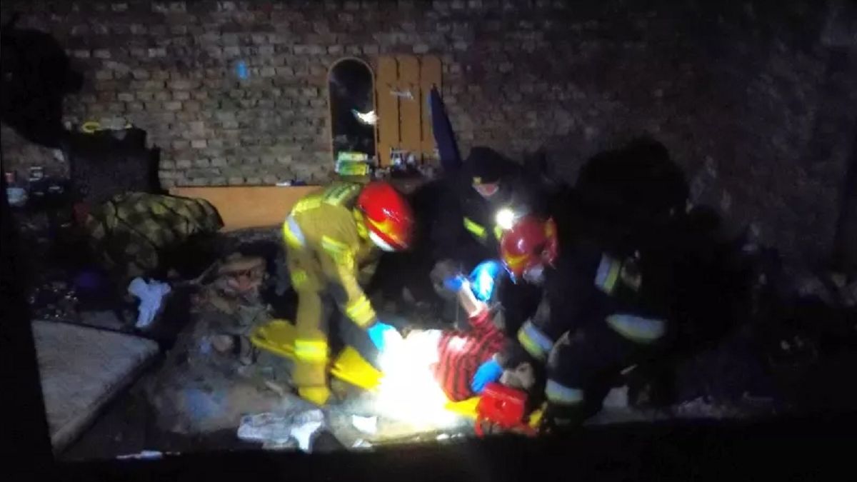 Bezdomny leżał w starym bunkrze, pod śmieciami 